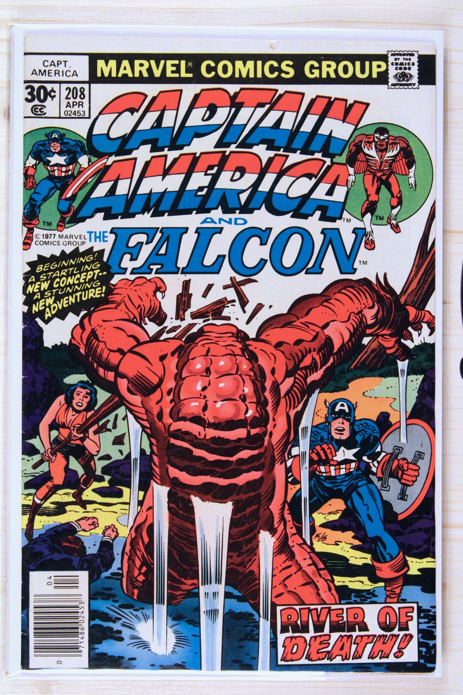 Captain America #208 – Marvel (1977) 7.5 VF- Jack Kirby story | Joe Sinnott cover