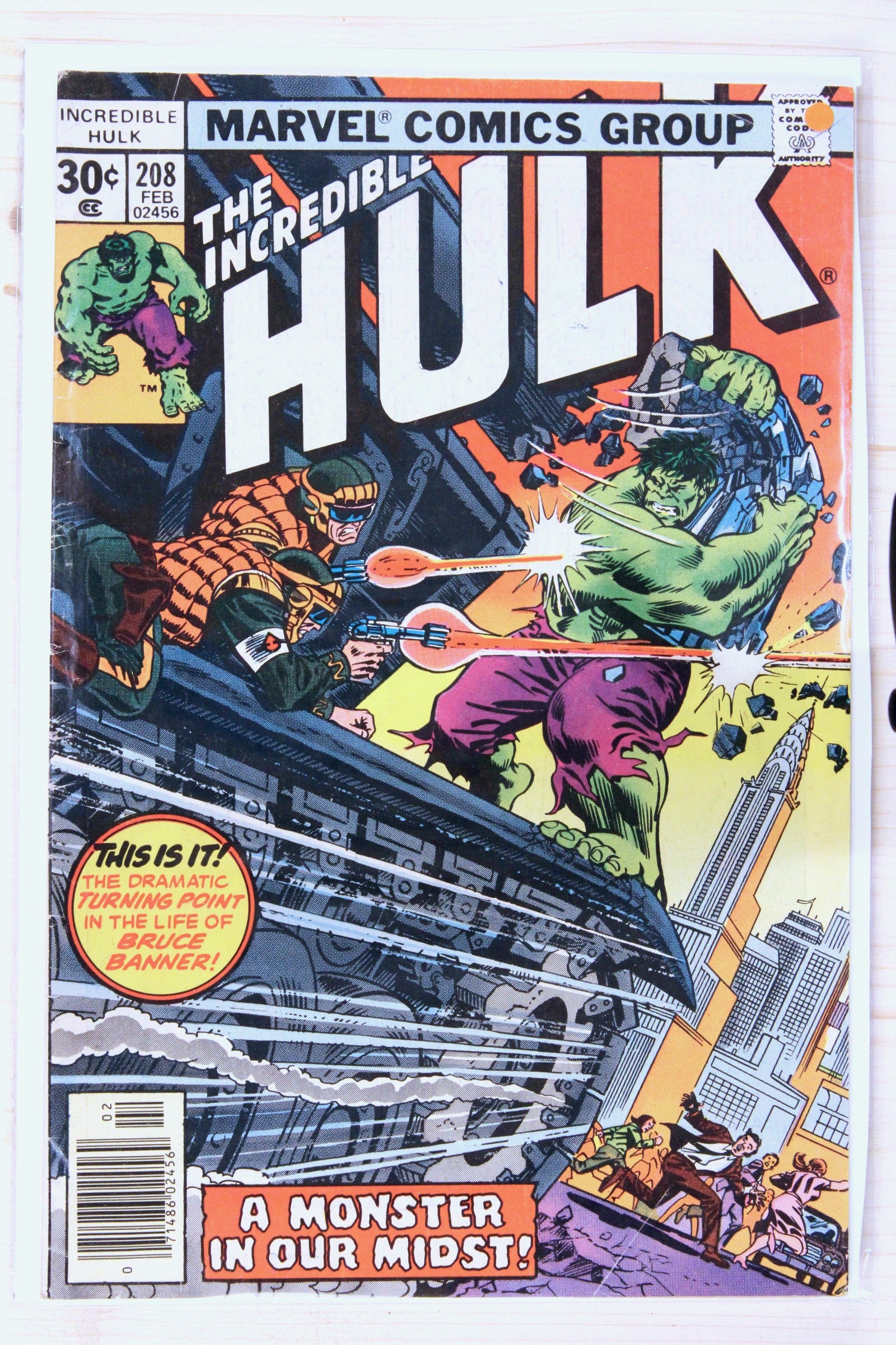 The Incredible Hulk #208 – Marvel (1977) 5.5 FN- Newsstand Edition
