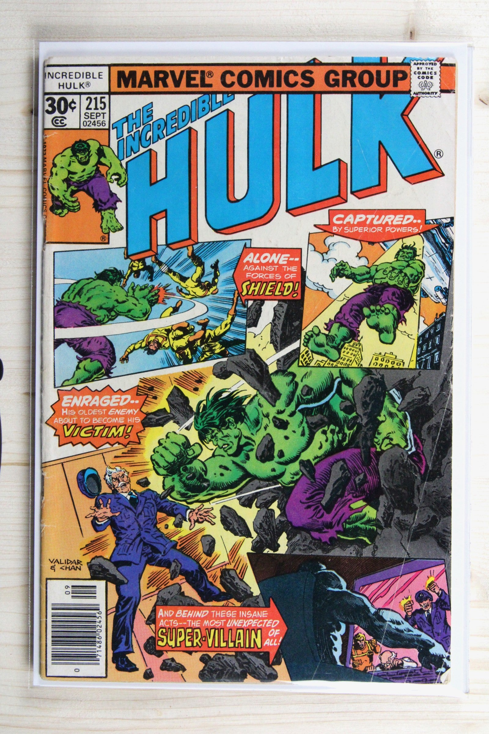 The Incredible Hulk #215 – Marvel (1977) 7.0 FN/VF Newsstand Edition