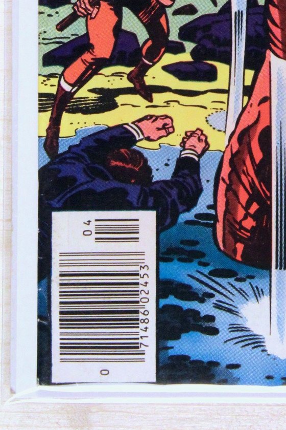 Captain America #208 – Marvel (1977) 7.5 VF- Jack Kirby story | Joe Sinnott cover